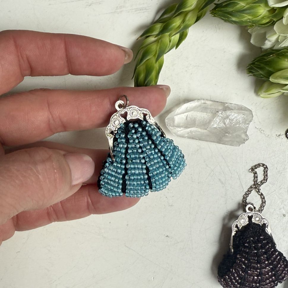 Подвеска кошелек бисерный с голубым фермуаром 4,5 см