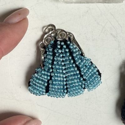 Подвеска кошелек бисерный с голубым фермуаром 4,5 см