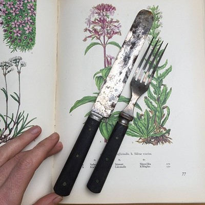 Нож столовый с деревянной ручкой с клепками, коррозия