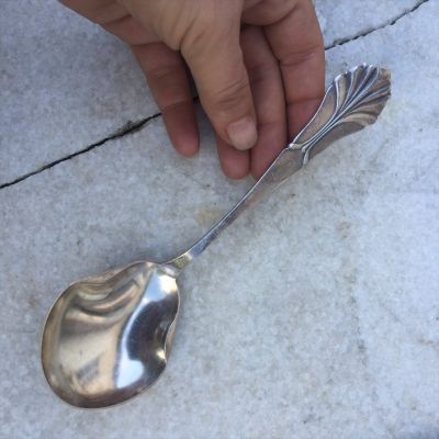 Ложка для салата с растительным элементом на ручке мельхиор