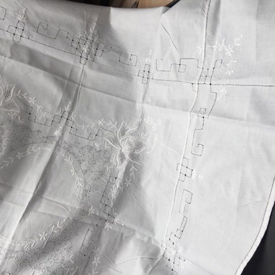 Скатерть ручная вышивка Розы 100х100