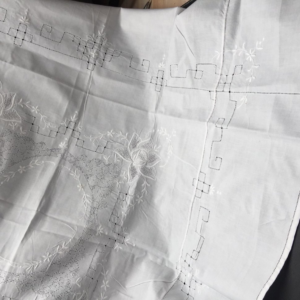 Скатерть ручная вышивка Розы 100х100