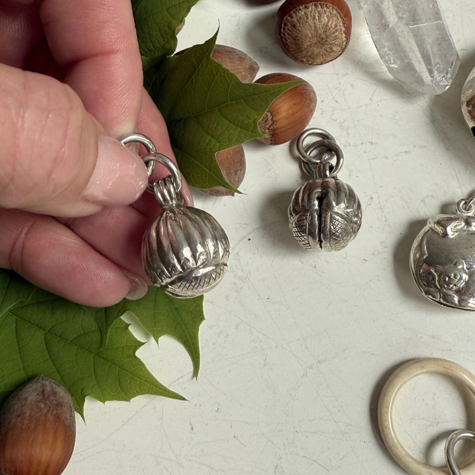 Подвеска погремушка Орех макадамия 2 см серебро ручная работа