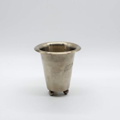 Ваза-кашпо на круглых ножках