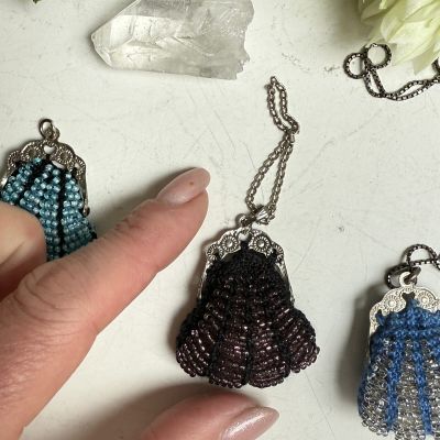 Подвес кошелек бисерный с серебряным фермуаром 9 см