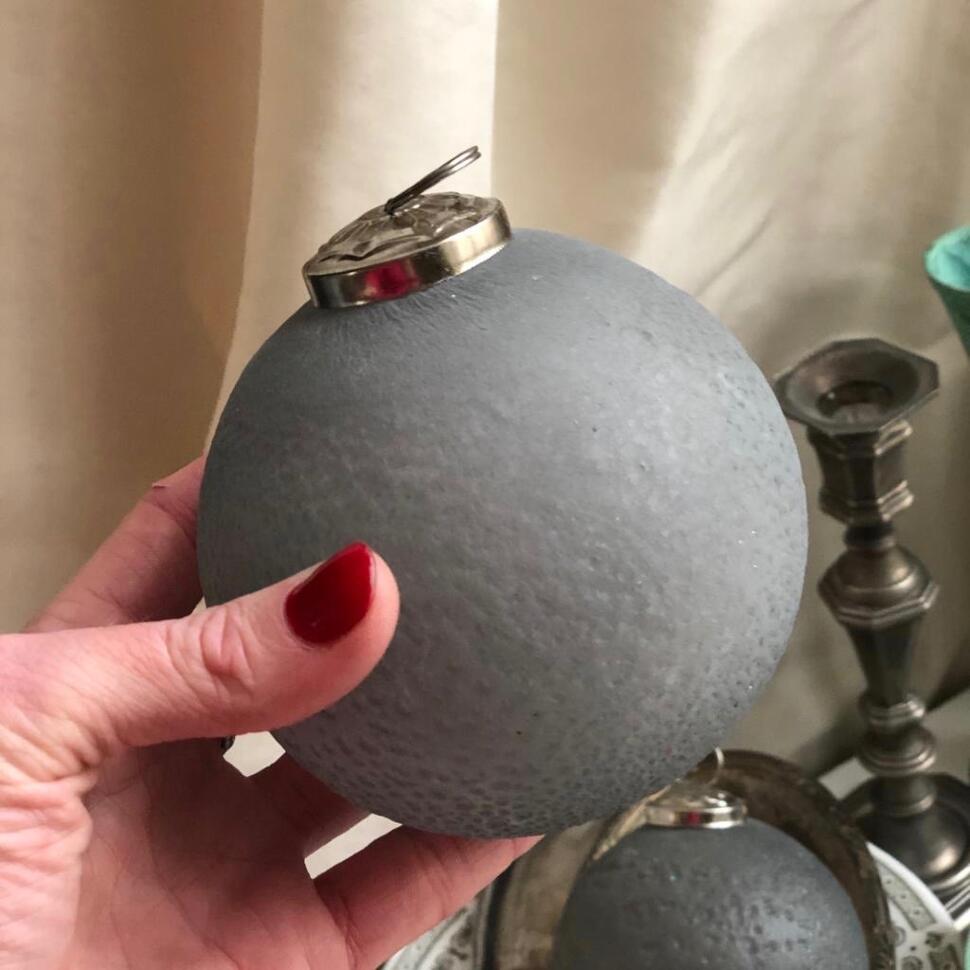 Шар елочный 10 см светло-серый стекло