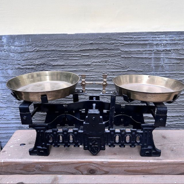 Весы старинные рыночные с двумя чашами 35 см чугун латунь