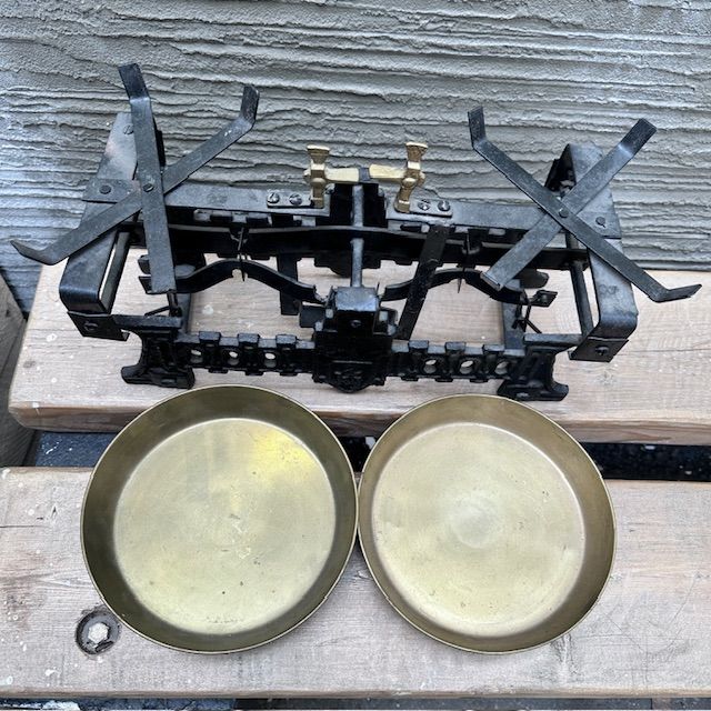 Весы старинные рыночные с двумя чашами 35 см чугун латунь