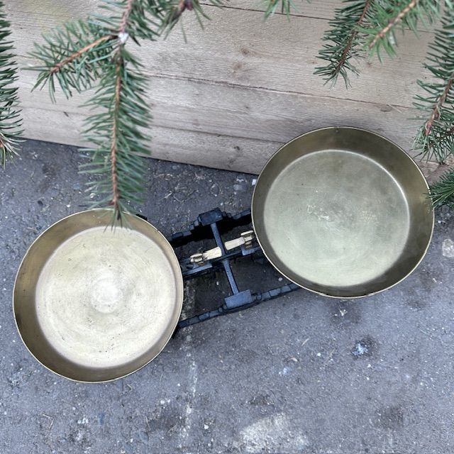 Весы старинные рыночные с двумя чашами 35 см чугун латунь