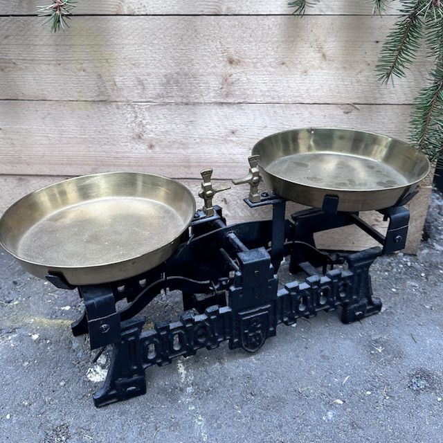 Весы старинные рыночные с двумя чашами 35 см чугун латунь