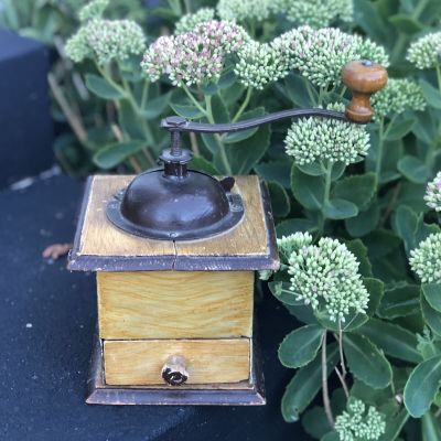 Кофемолка старинная рабочая