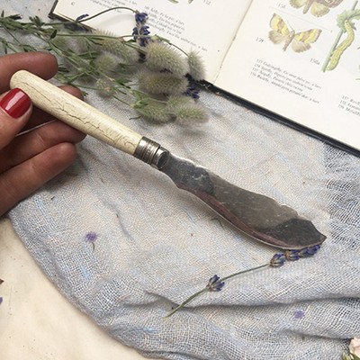 Нож для сладостей с костяной ручкой