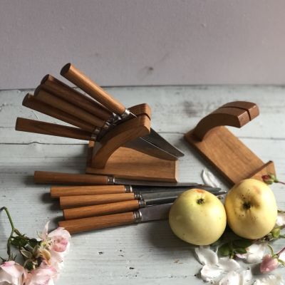 Набор стальных ножей с деревянной ручкой на подставке
