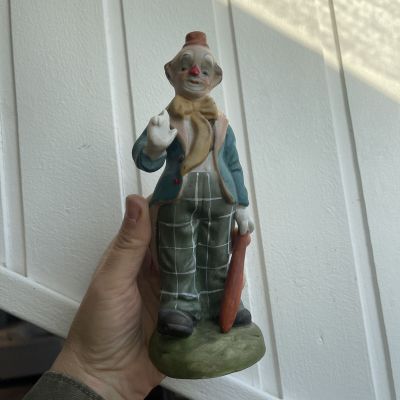 Статуэтка клоун с дубинкой 20 см фарфор