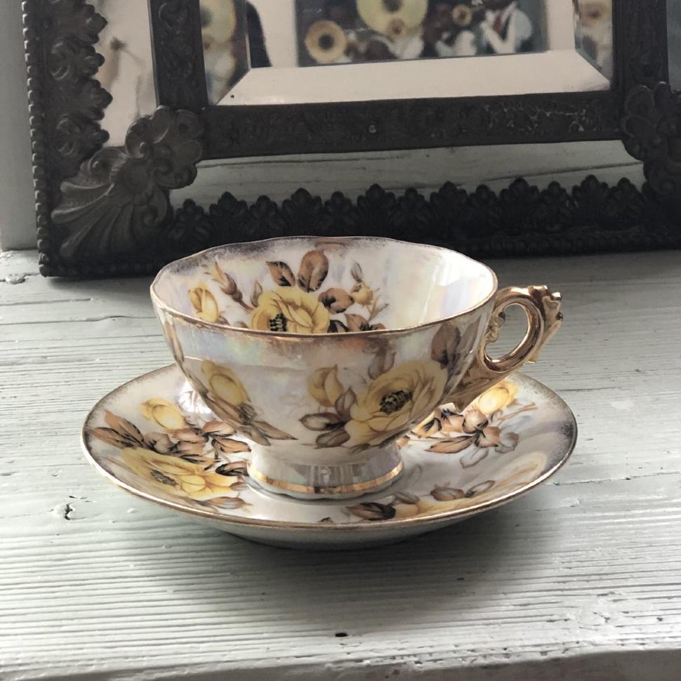 Чайная пара желтые розы перламутр, без клейма