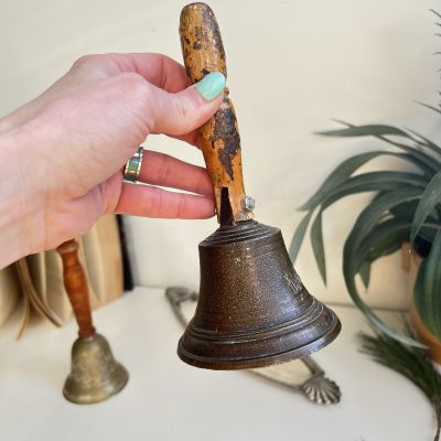 Колокольчик с деревянной ручкой 19 см бронза
