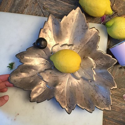 Блюдо лист с ручкой шариком, темная патина