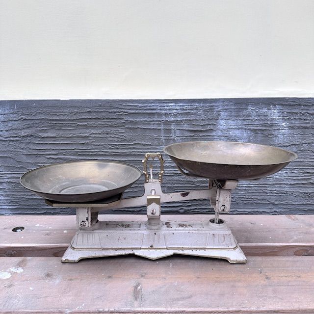 Весы старинные рыночные с двумя чашами 37 см чугун латунь