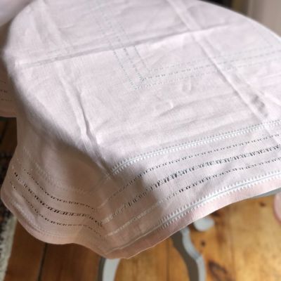 Скатерть розовая прямоугольная с перфорацией