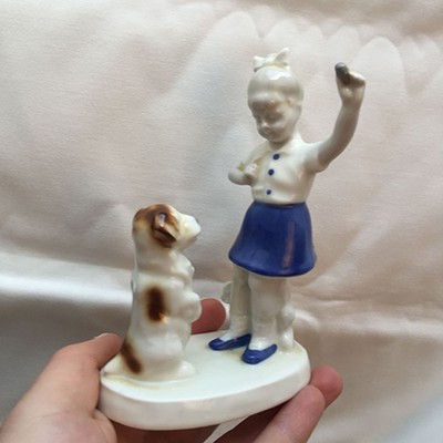 Статуэтка Девочка и собака Фарфор