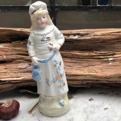 Статуэтка Девушка 16,5 см фарфор