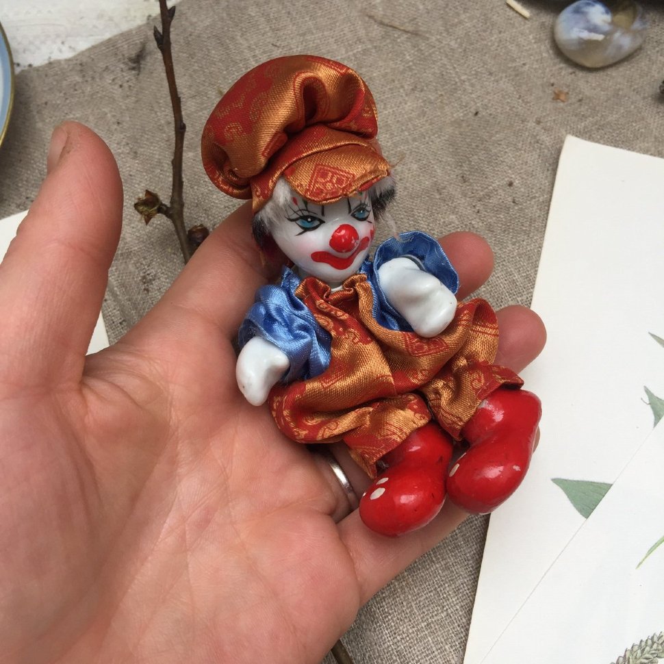 Клоун в красном костюме