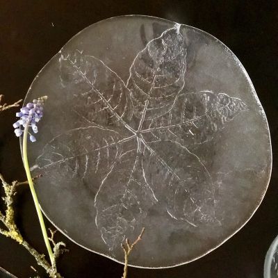 Тарелка 26 см шесть листьев lov Kosta Boda хрусталь