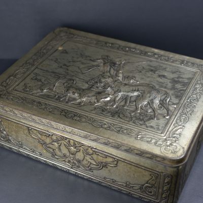 Жестяная коробка большая старинная Охотник с собаками