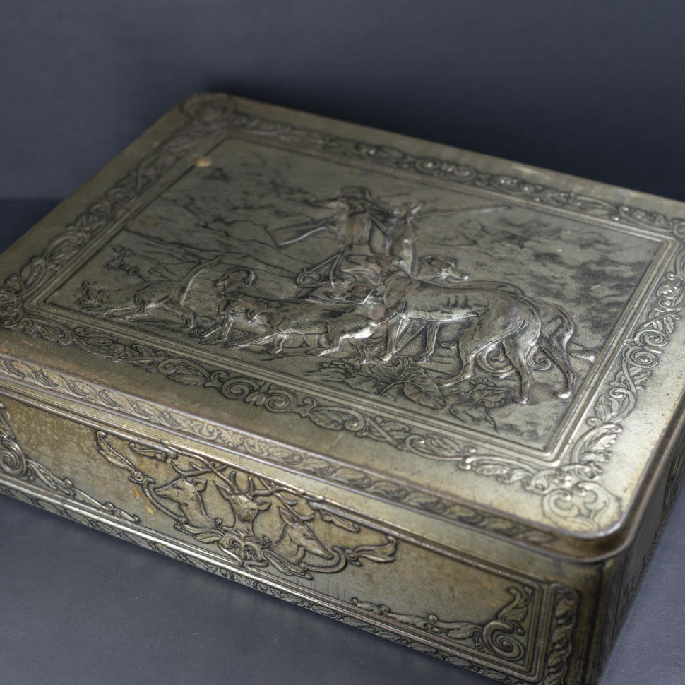 Жестяная коробка большая старинная Охотник с собаками