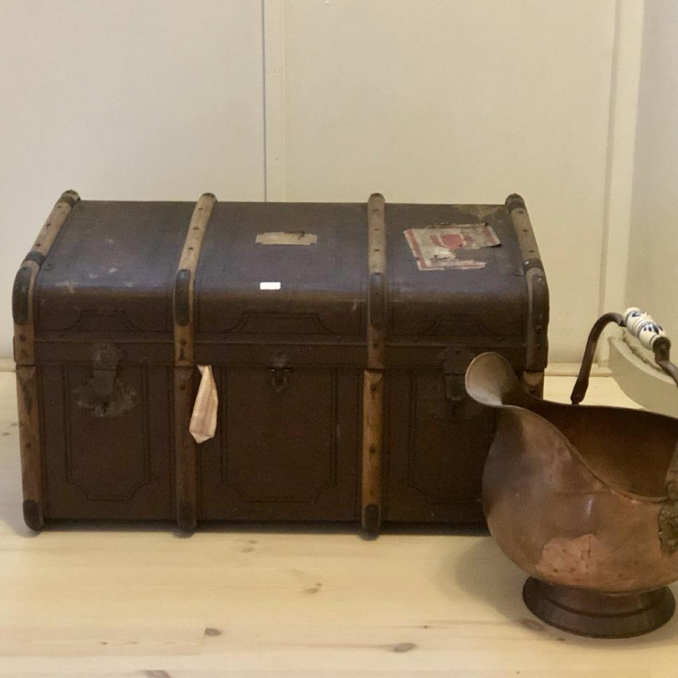 Сундук старинный 81х52х43 с внутренним вкладышем  