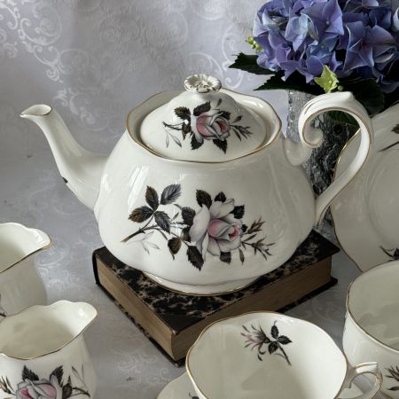Чайник Royal Albert Queen's Messenger 1960 гг 1,3 л Англия