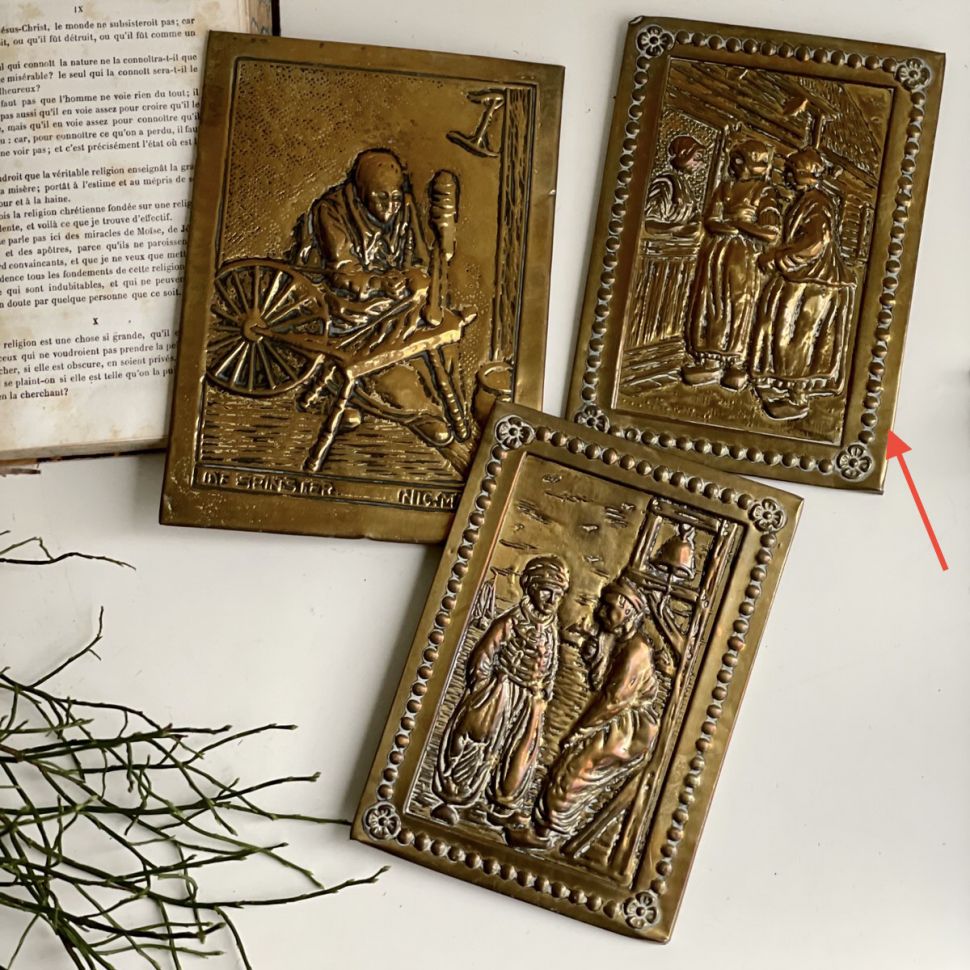 Картина 11х16 см Мужчины чеканка латунь