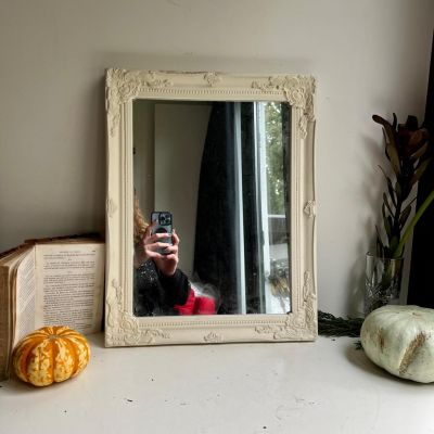 Зеркало в деревянной раме 36х47 см с гипсовым декором