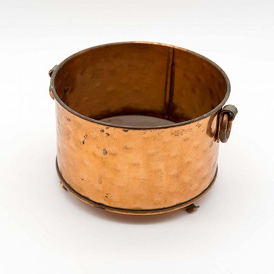 Кашпо на ножках медь, чеканка