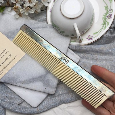 Расческа в латунном держателе с гравировкой