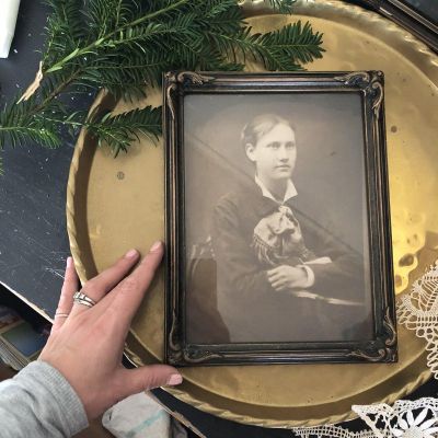 Рамка с женским портретом 