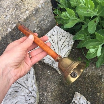 Колокольчик латунный на длинной деревянной ручке