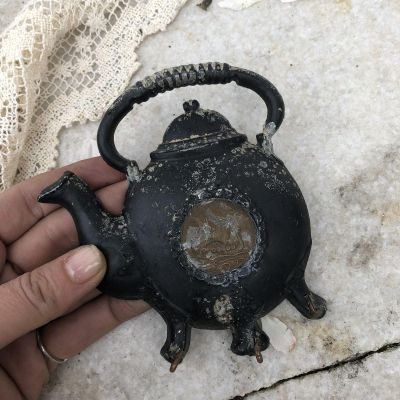 Вешалка настенная с тремя крючками, чайник