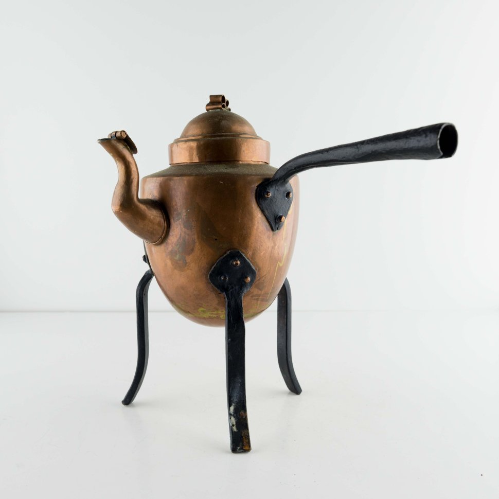 Чайник медный на высоких чугунных ножках