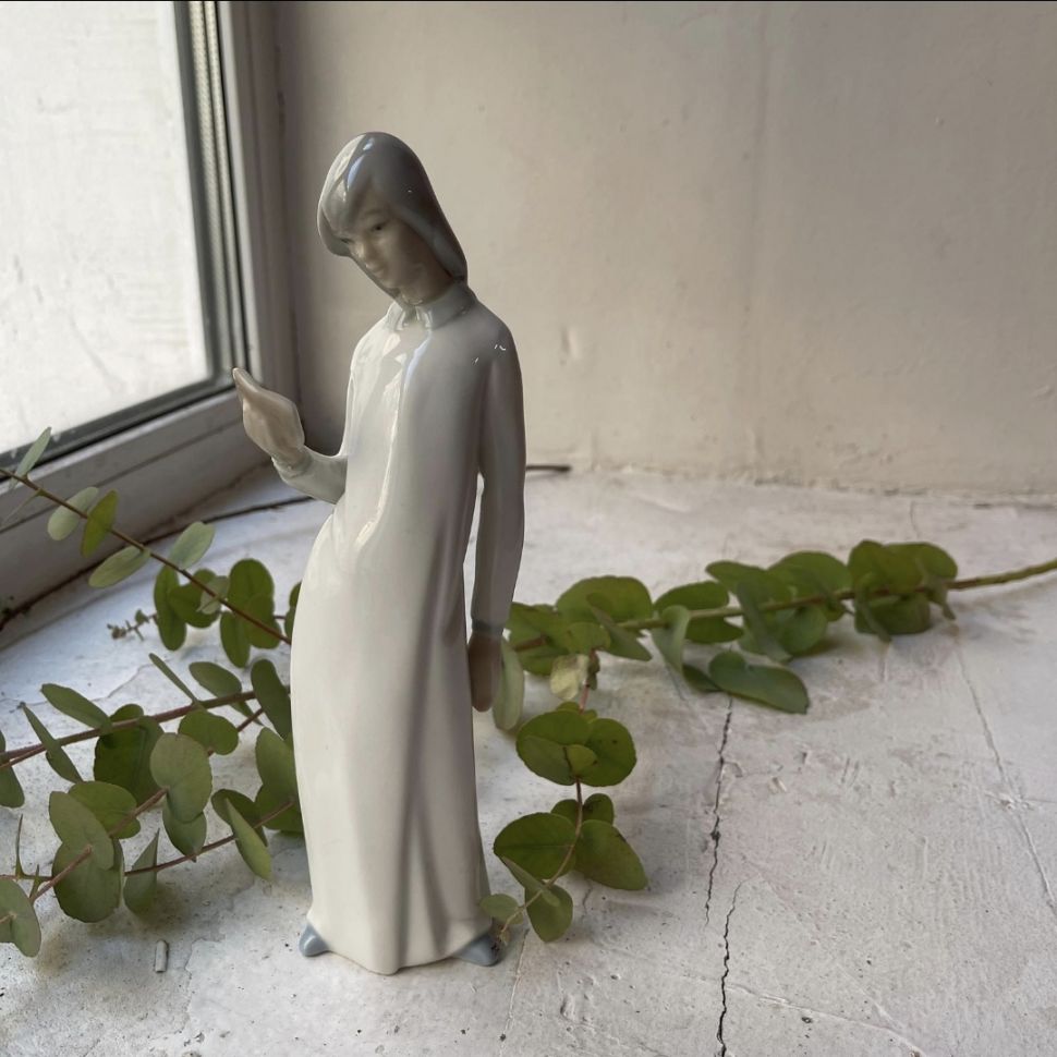 Статуэтка Девушка с книгой 22 см фарфор Lladro