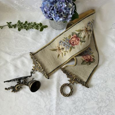 Вышивка сонетка на бронзовых держателях с колокольчиком 18х109 см