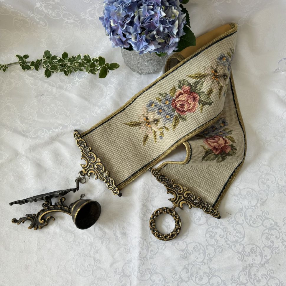 Вышивка сонетка на бронзовых держателях с колокольчиком 18х109 см