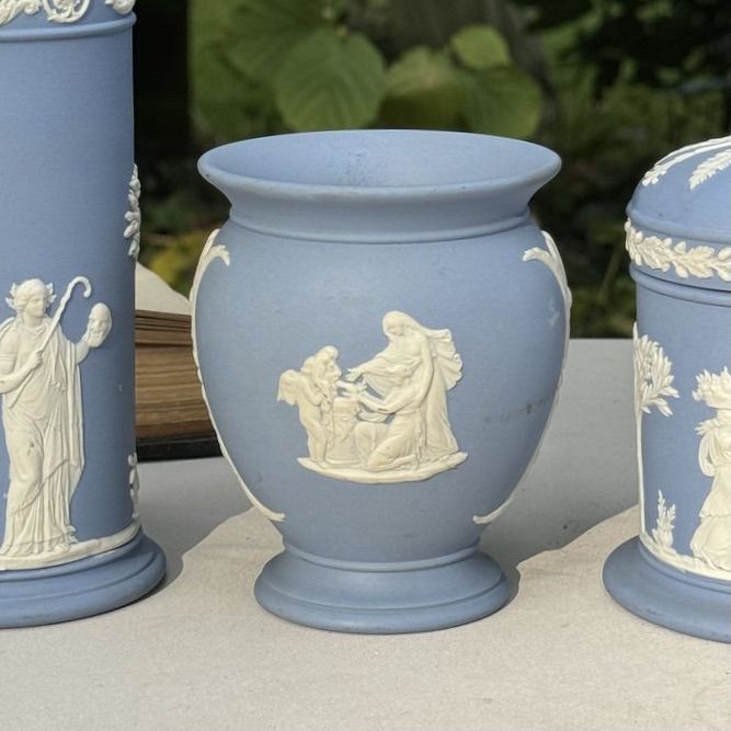 Ваза Wedgwood 10 см бисквитный фарфор Англия  
