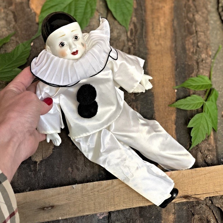 Кукла фарфоровая Пьеро