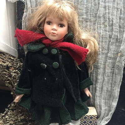 Кукла фарфоровая