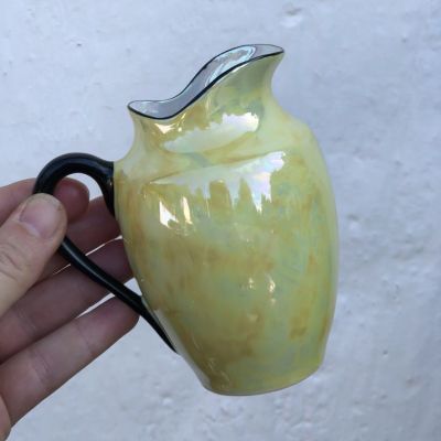 Молочник Желтый перламутр (отколот край, трещина)