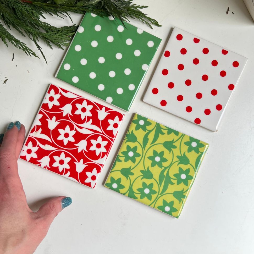 Плитка 10х10 см ручная роспись керамика белая красный горох