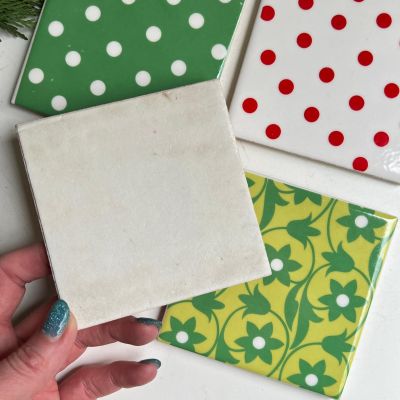 Плитка 10х10 см ручная роспись керамика белая красный горох