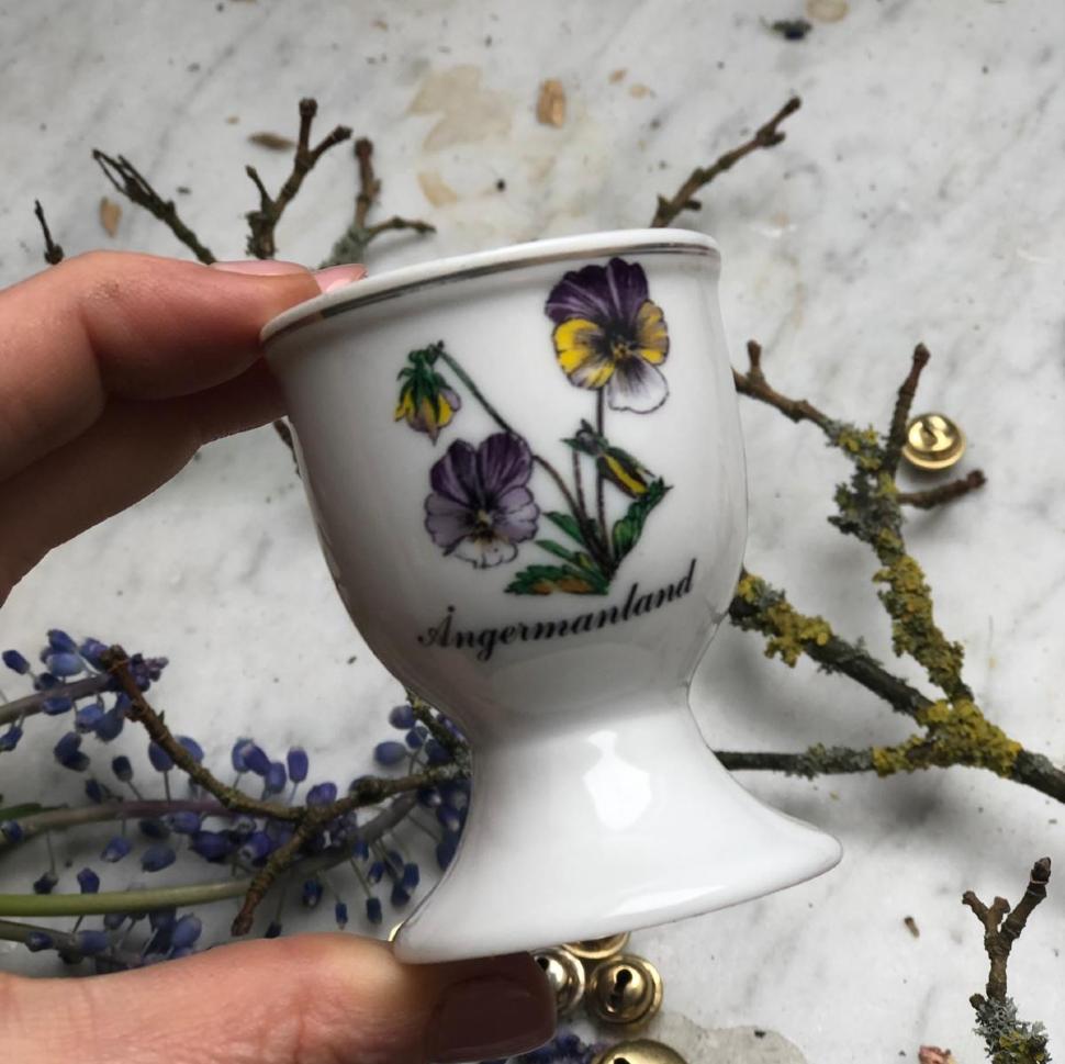 Подставка под яйцо Анютины глазки