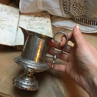 Молочник в виде кубка